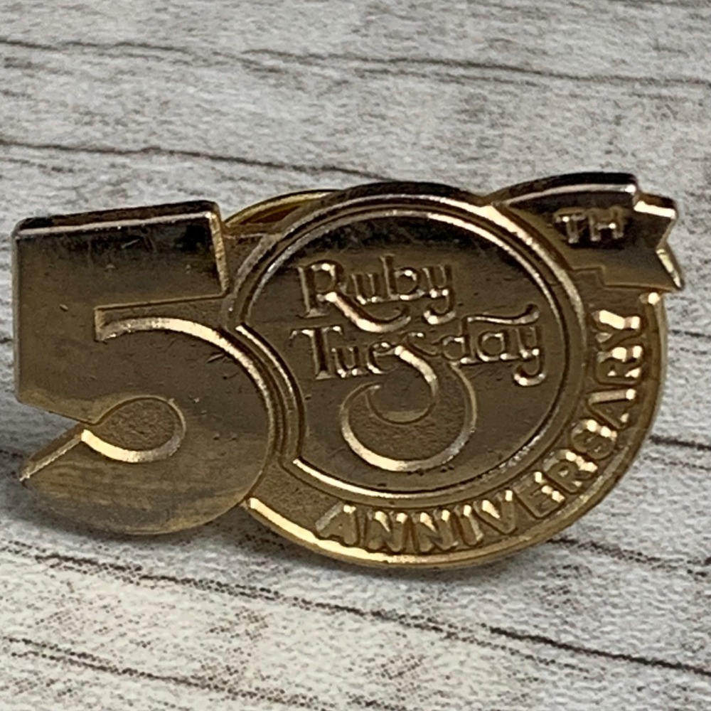 Ruby Tuesday 50th Anniversary Lapel Pin Gold Tone Restaurant Memorabilia 4555